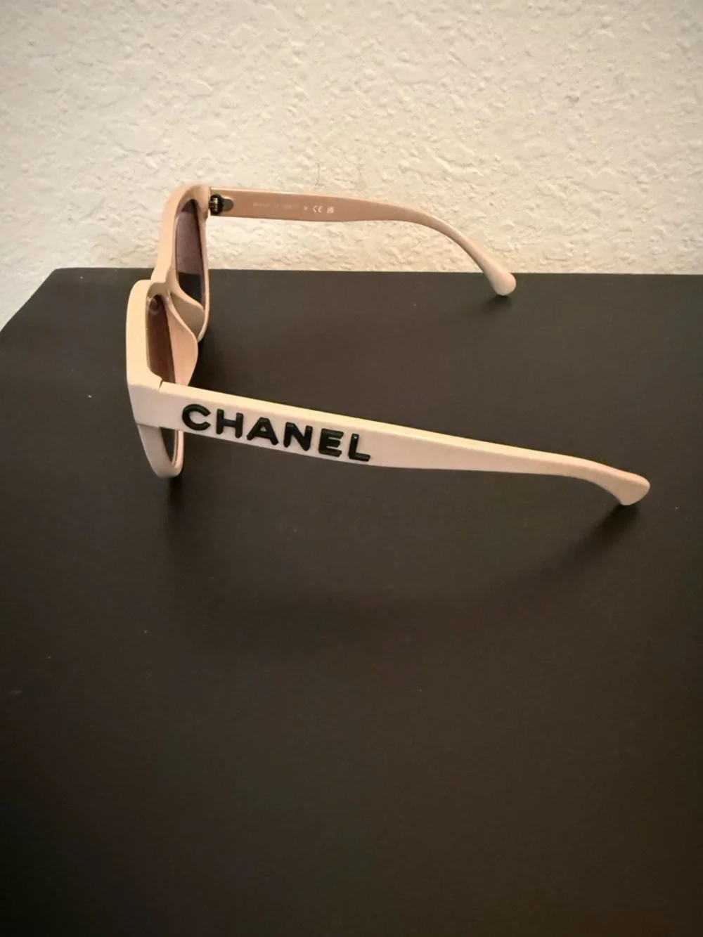 CHANEL Beige Cat-Eye Sunglasses with Dark Lenses - Picture 3 of 4